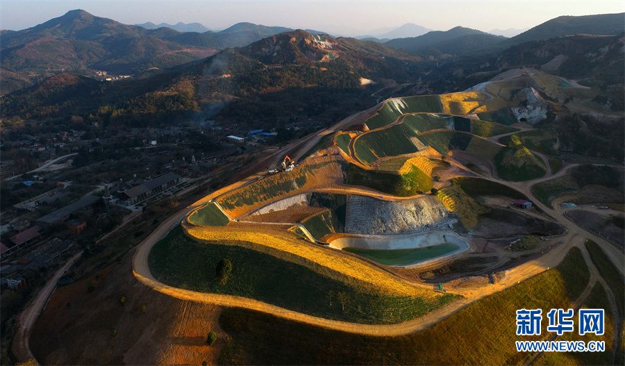 【"飞阅"中国】废弃矿山换"新妆"_云上通城