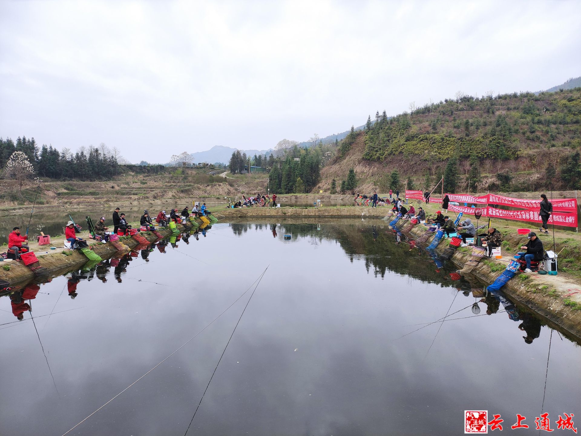 以渔会友通城钓鱼爱好者同塘竞技