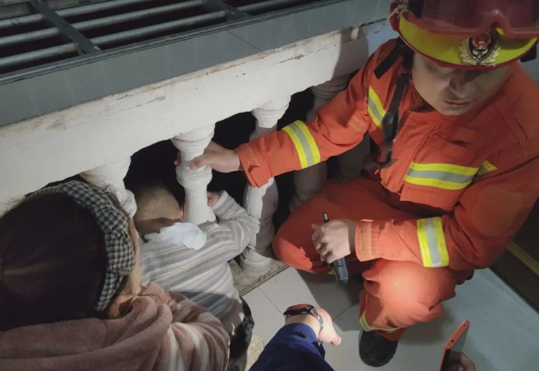 崇阳一熊孩子脑袋卡进阳台护栏无法自拔消防蜀黍紧急救援