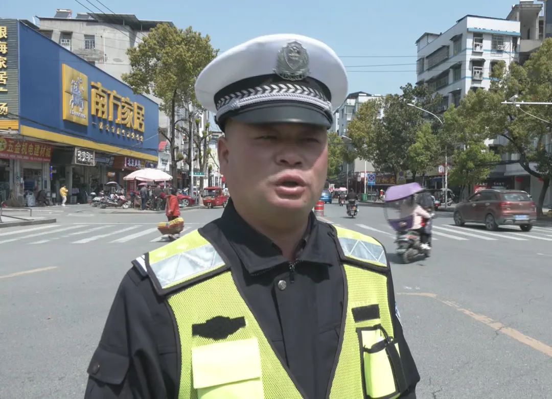 4月3日,记者在天城镇桃溪大道看到,崇阳县公安局交警大队的民,辅警
