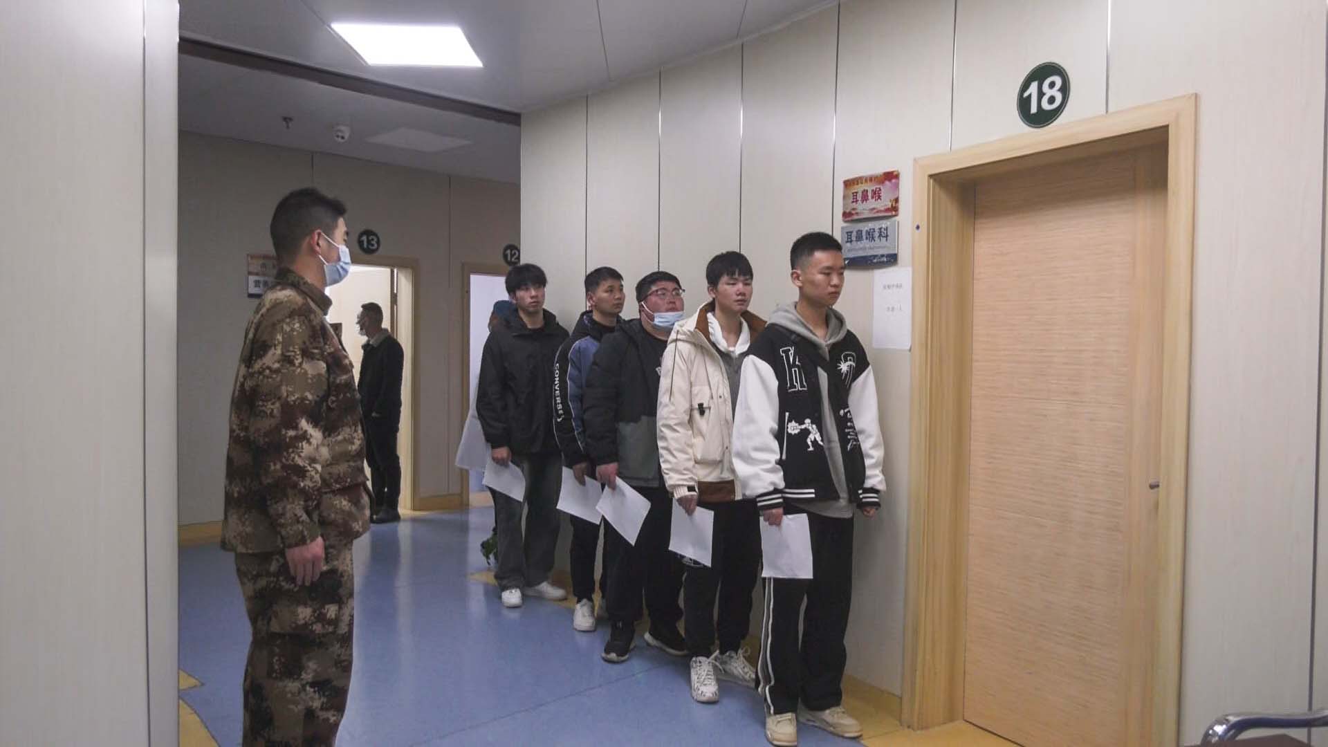 在崇阳县人民医院体检现场,90余名应征青年有序排队,参加内外科,眼科