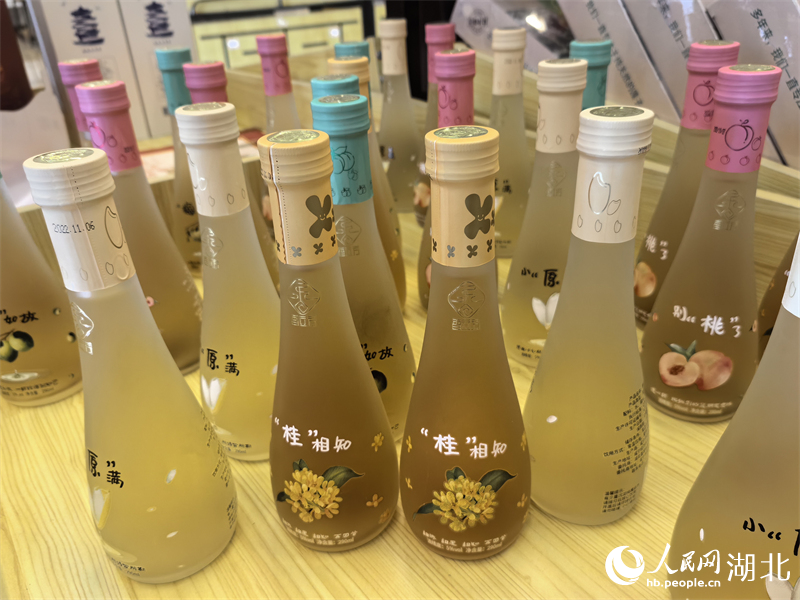 桂花酒俏销。人民网 周雯摄