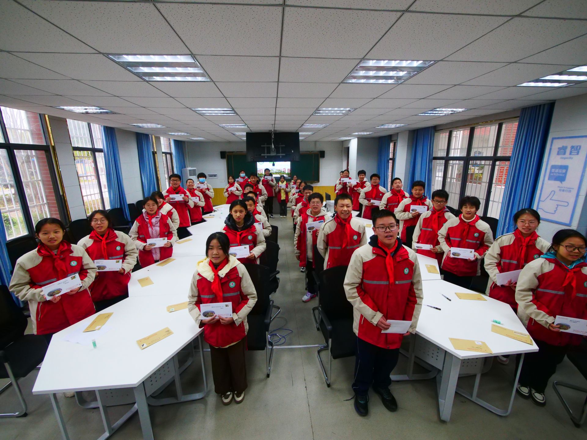 2023年12月25日,崇阳县大集中学68名汉族少先队员收到西藏自治区山南