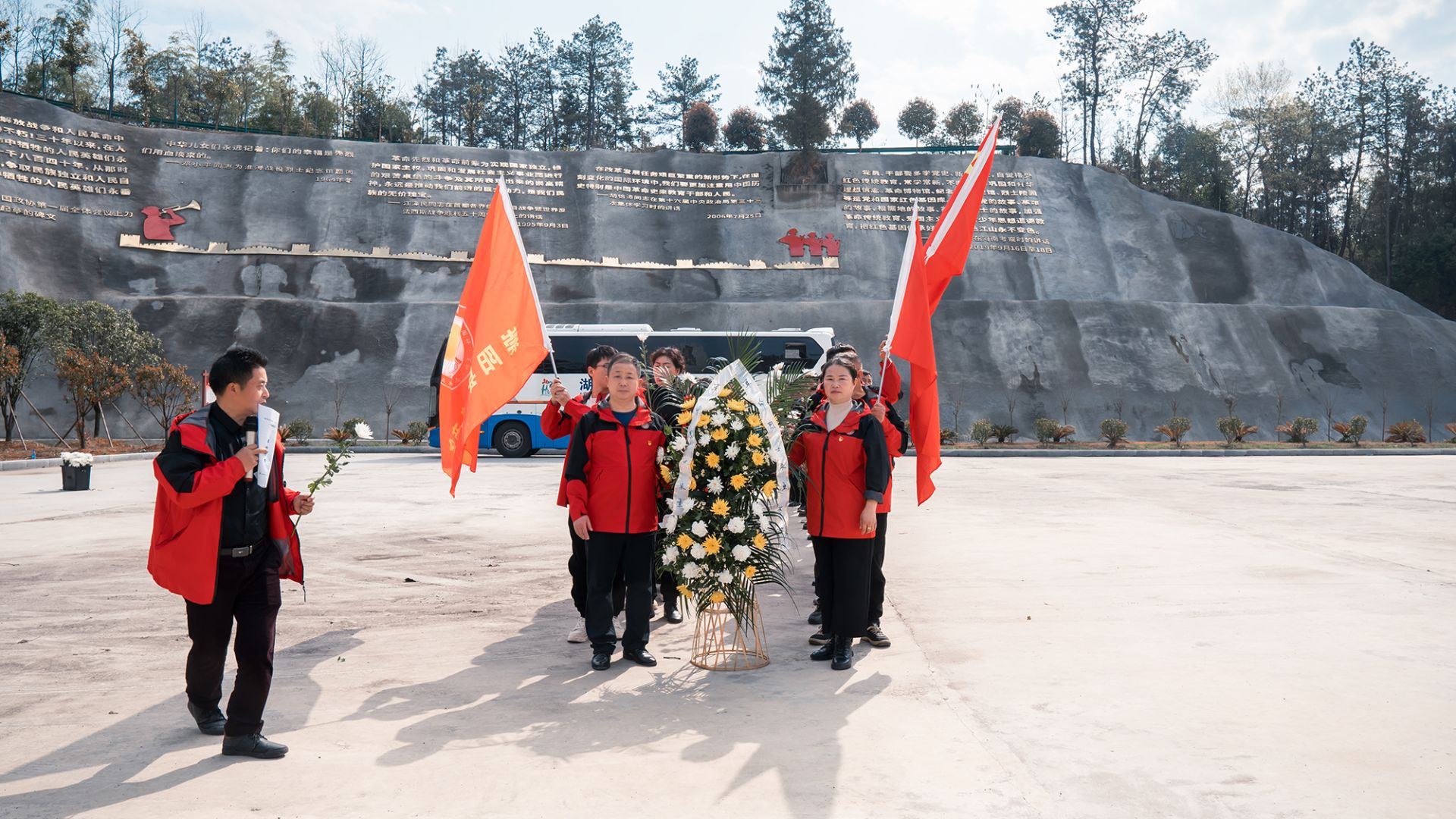 崇阳县天城镇组织企业代表探寻红色印迹_云上崇阳
