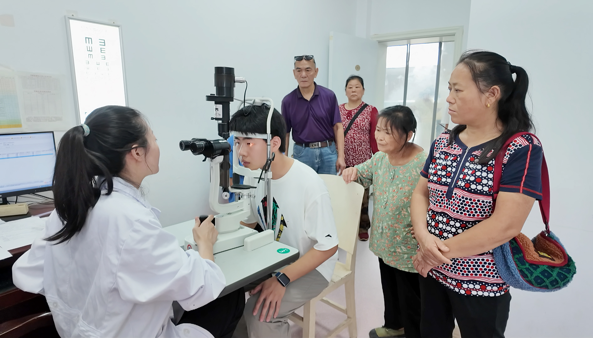 开学季视力检查“热度”攀升医生提醒：科学用眼别忽视