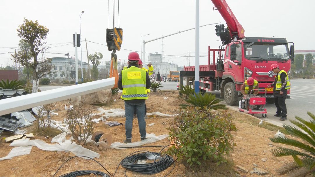“电子警察”上岗、路灯已就位......106国道石城段交通安全再升级.jpg