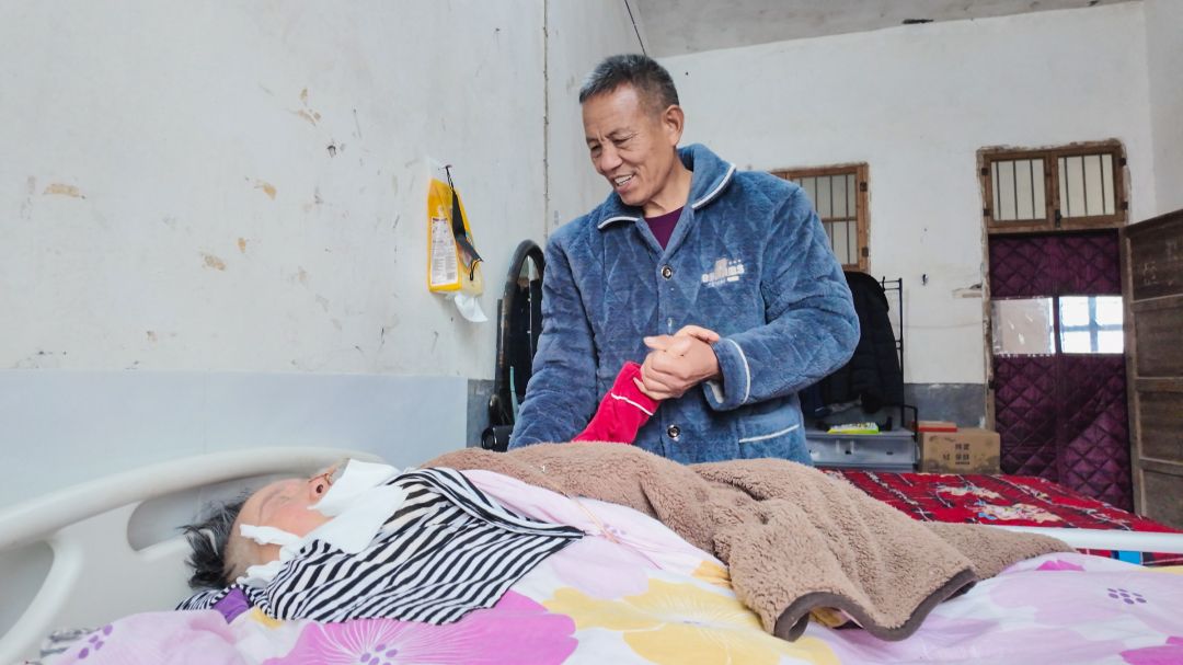 2000多个日夜 ，他让“沉睡”妻子的世界不孤单.jpg