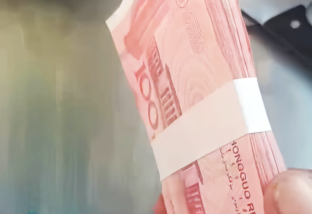 9000元现金“从天而降” 90后摊主帅气作答.png