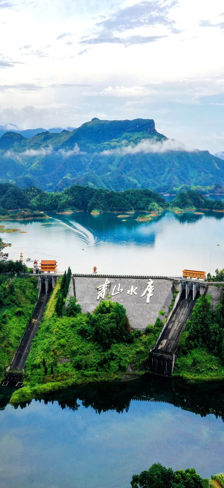 闻斌 崇阳县青山水库；青山水库是崇阳的“母亲湖”，被誉为“鄂南明珠”。它集防洪、灌溉、发电、供水于一体，青山环绕，碧波万顷，是风景秀丽的生态宝库和旅游胜地。.jpg