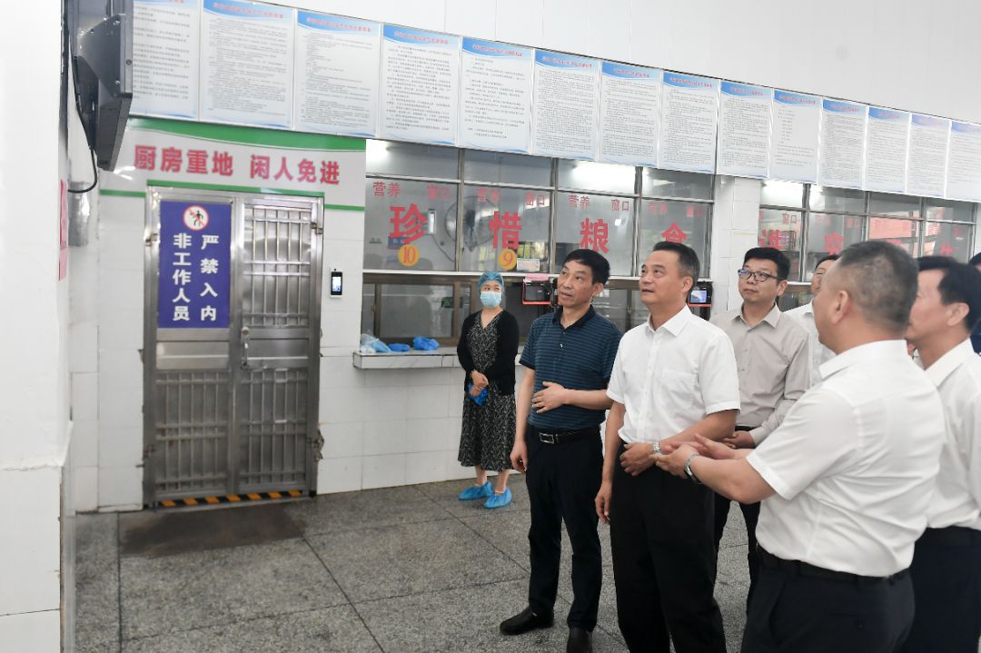 周锋到崇阳县调研时强调 全面提振干事创业精气神.jpg