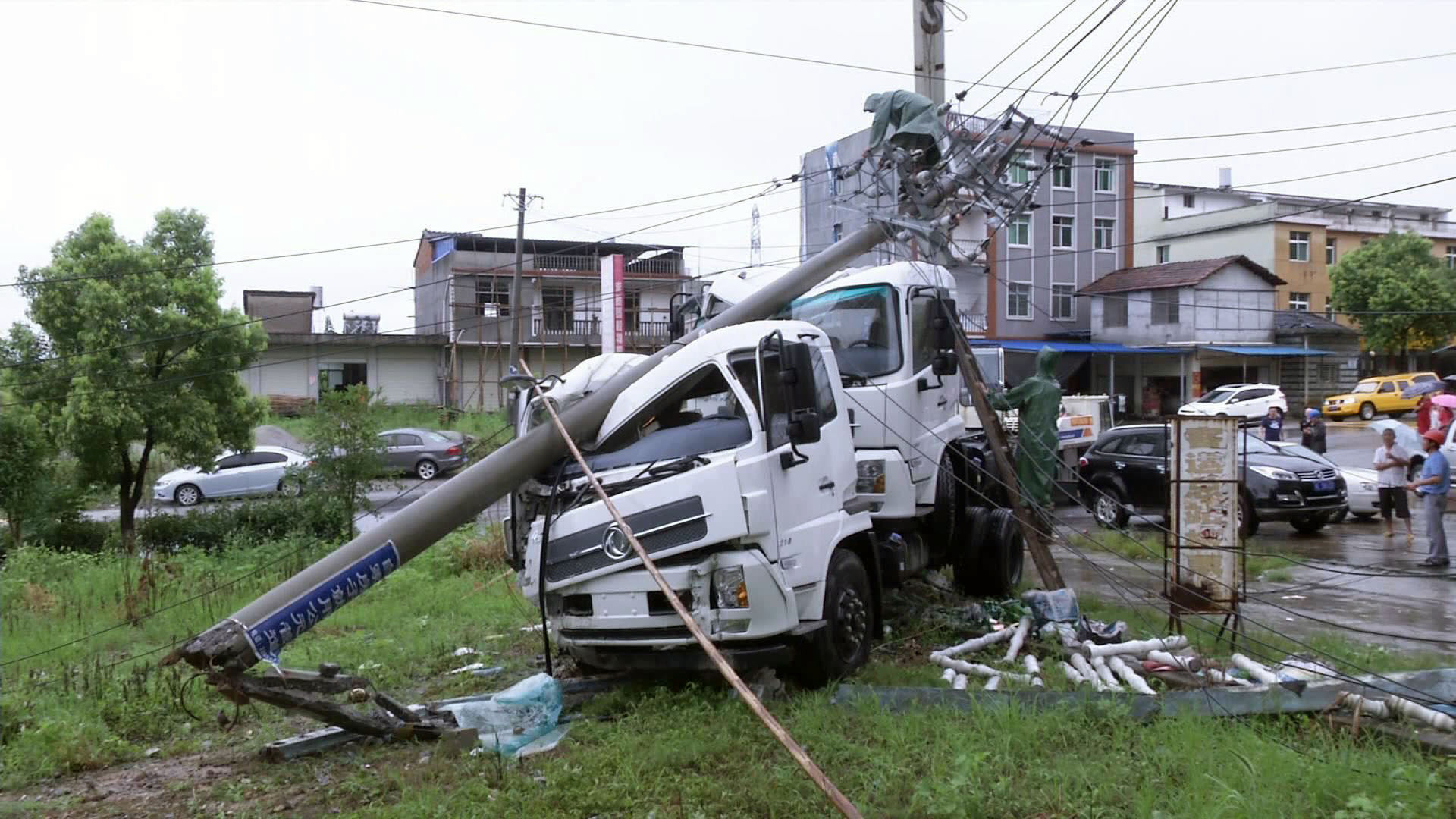 交通事故撞断电杆电力员工雨中上阵保供电