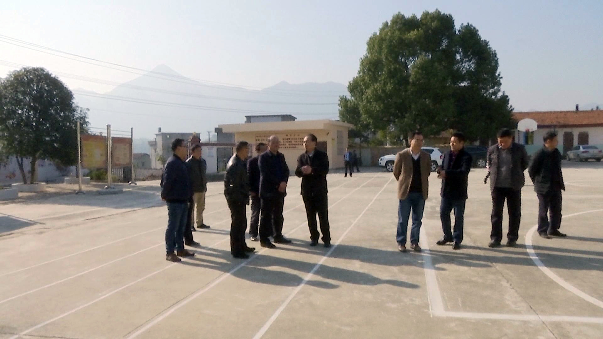 座谈会上,县教育局局长陈朝庆就我县教育工作情况及存在的难题与困难