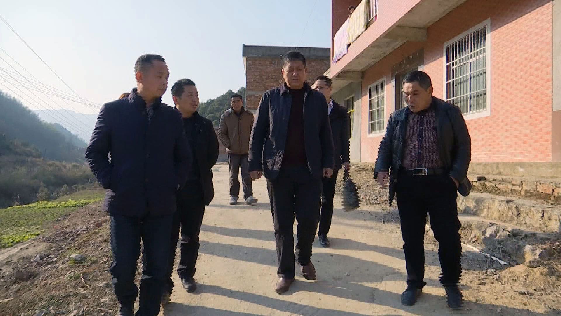 柯振华到燕厦乡走访慰问困难群众和老党员