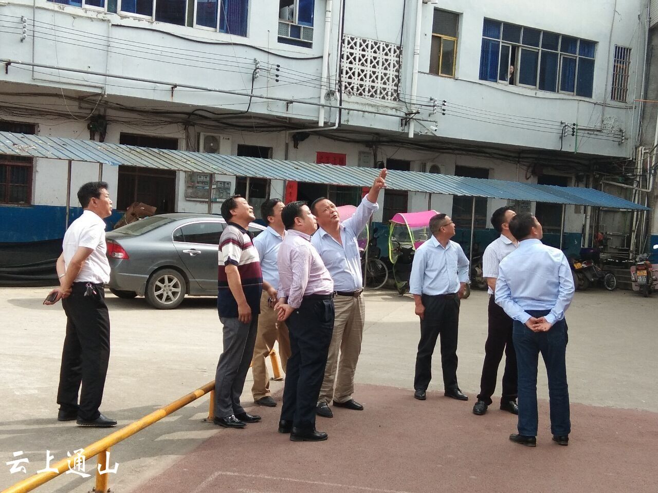 陈朝庆先后实地察看了九宫山镇中学与九宫山镇一小,每到一处,陈朝庆都
