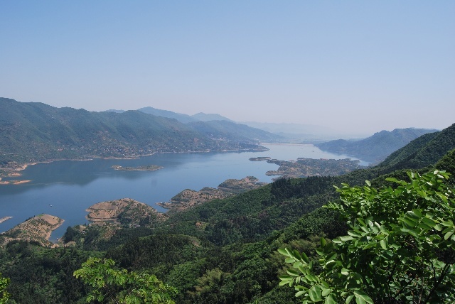 流入萬里長江漂移出富水河一座座挺秀的山峰中遠視過出山水我站在幕阜