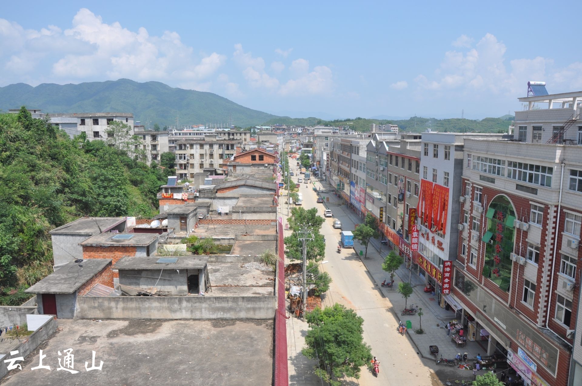 千山披绵绣乡村气象新洪港镇巧用三招着力打造绿色边贸强镇