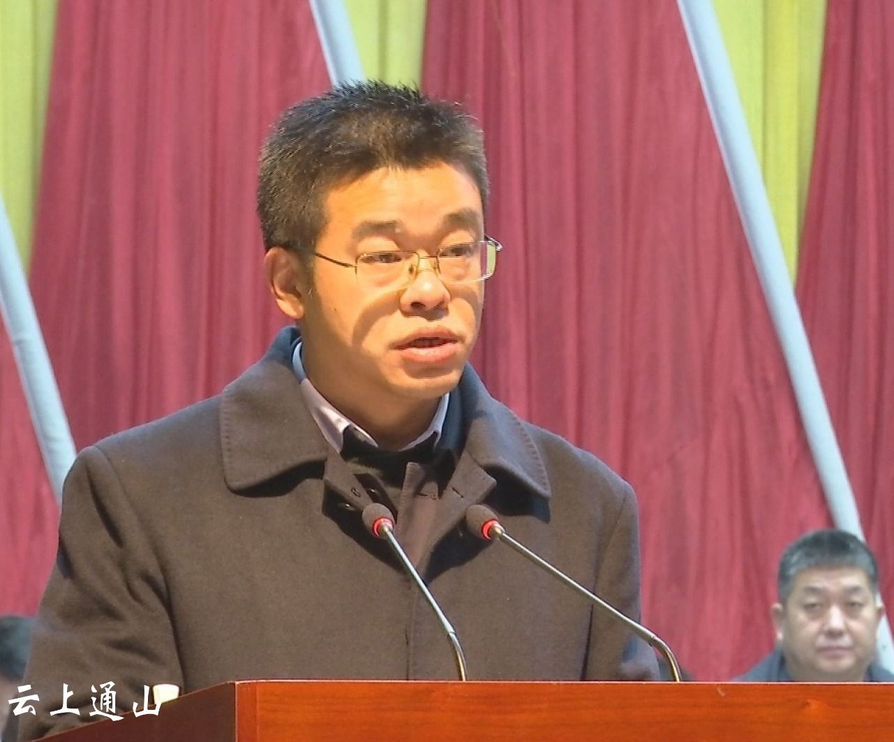 县委常委,县人民政府常务副县长李军平作《关于政协通山县第十届委员