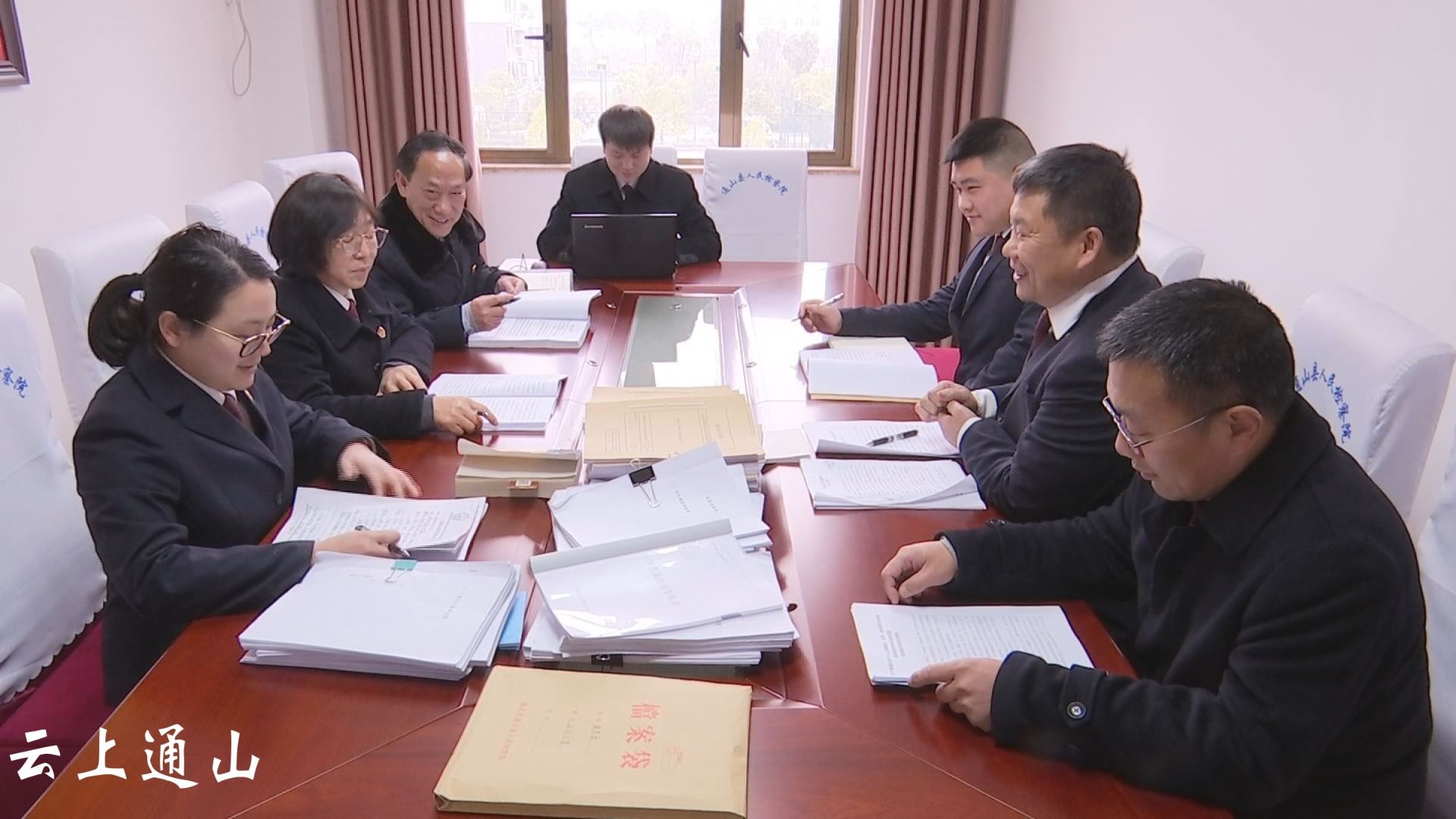 由于谭道兵等14人涉黑案作案持续时间长,在60多卷案件材料中,要理清其