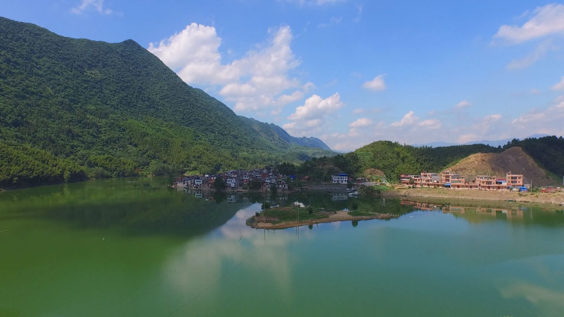 汇入富水的支流靠村而过,让村子成为了依山傍水之地,远离尘世.