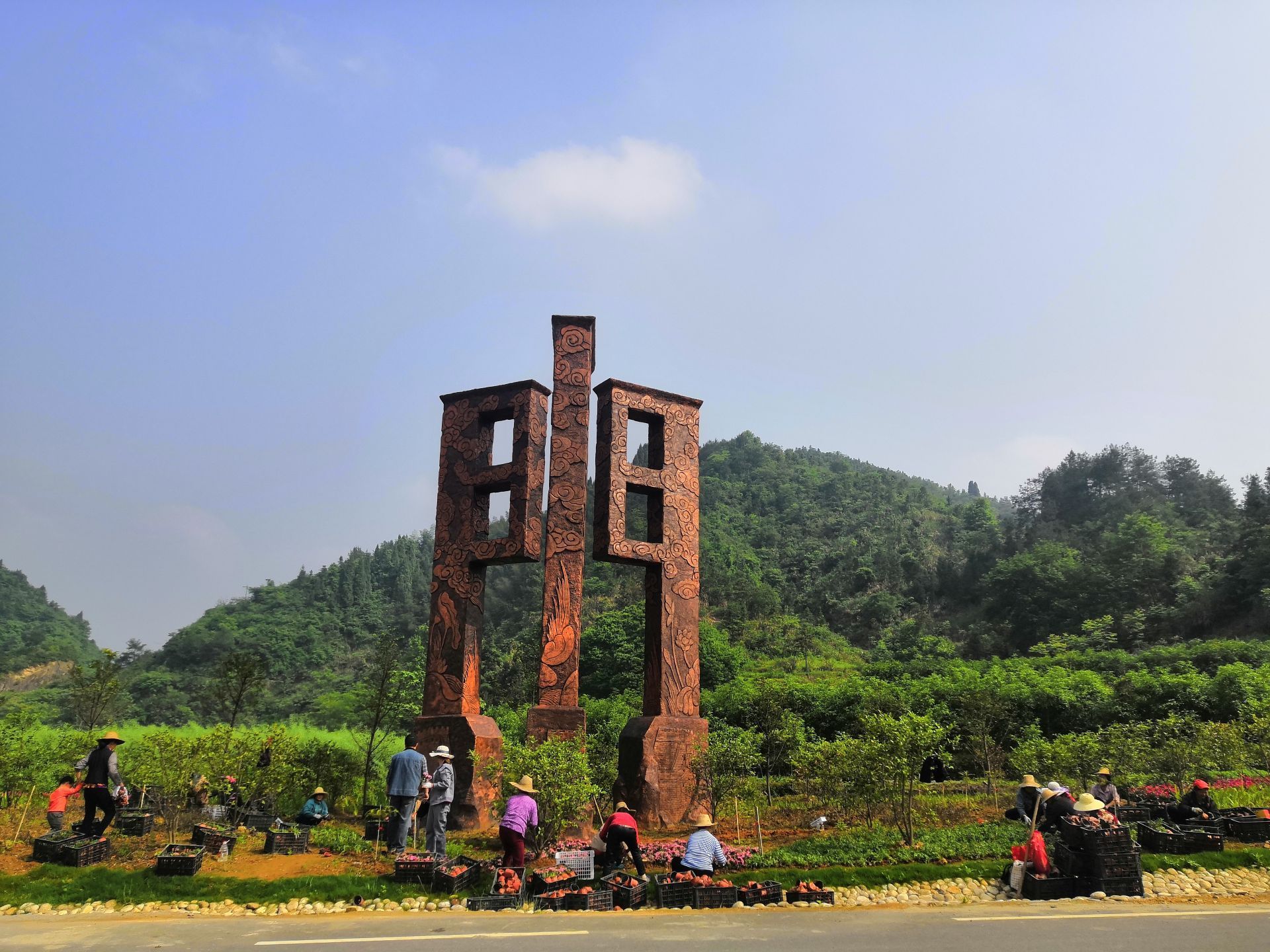 洪港镇西坑村通羊镇港口村一条条小路干净清爽一个个农家庭院规整有序