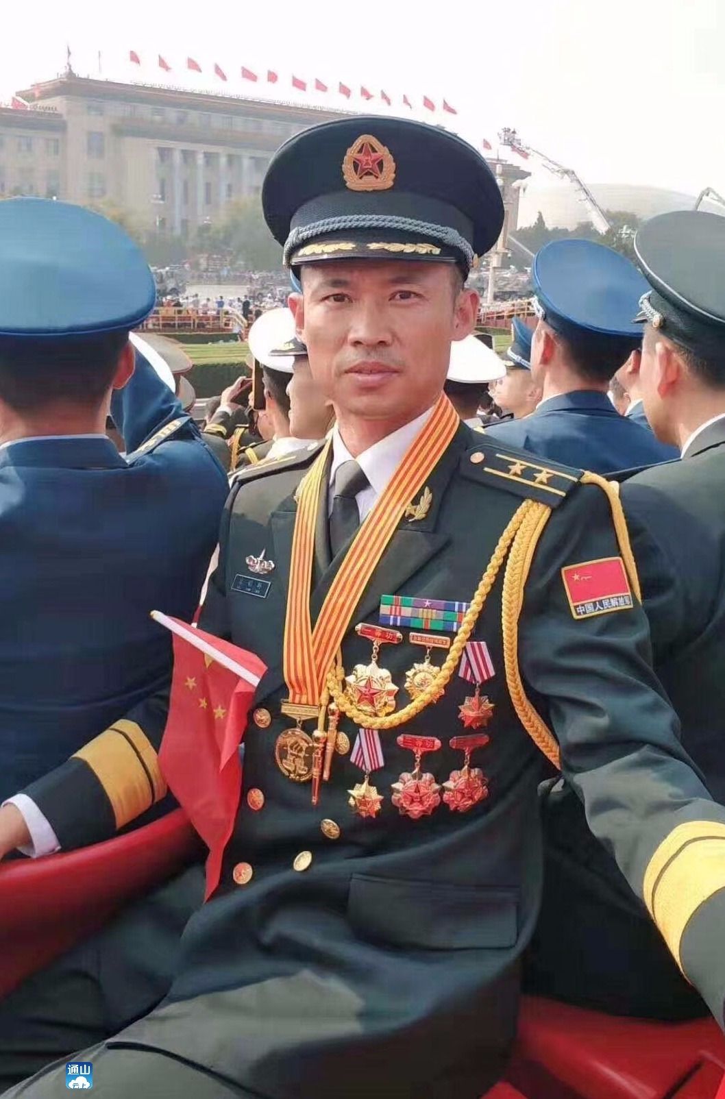 杨志谋作为全军英模代表到北京参加国庆系列活动,9月30日上午参加了敬