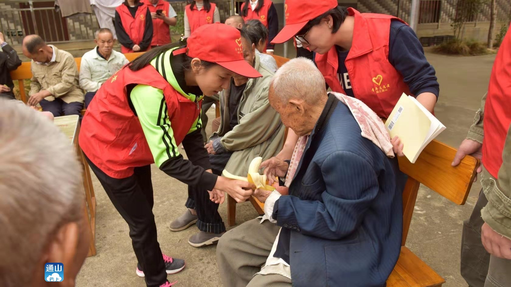 县法院志愿者深入洪港镇福利院看望老人