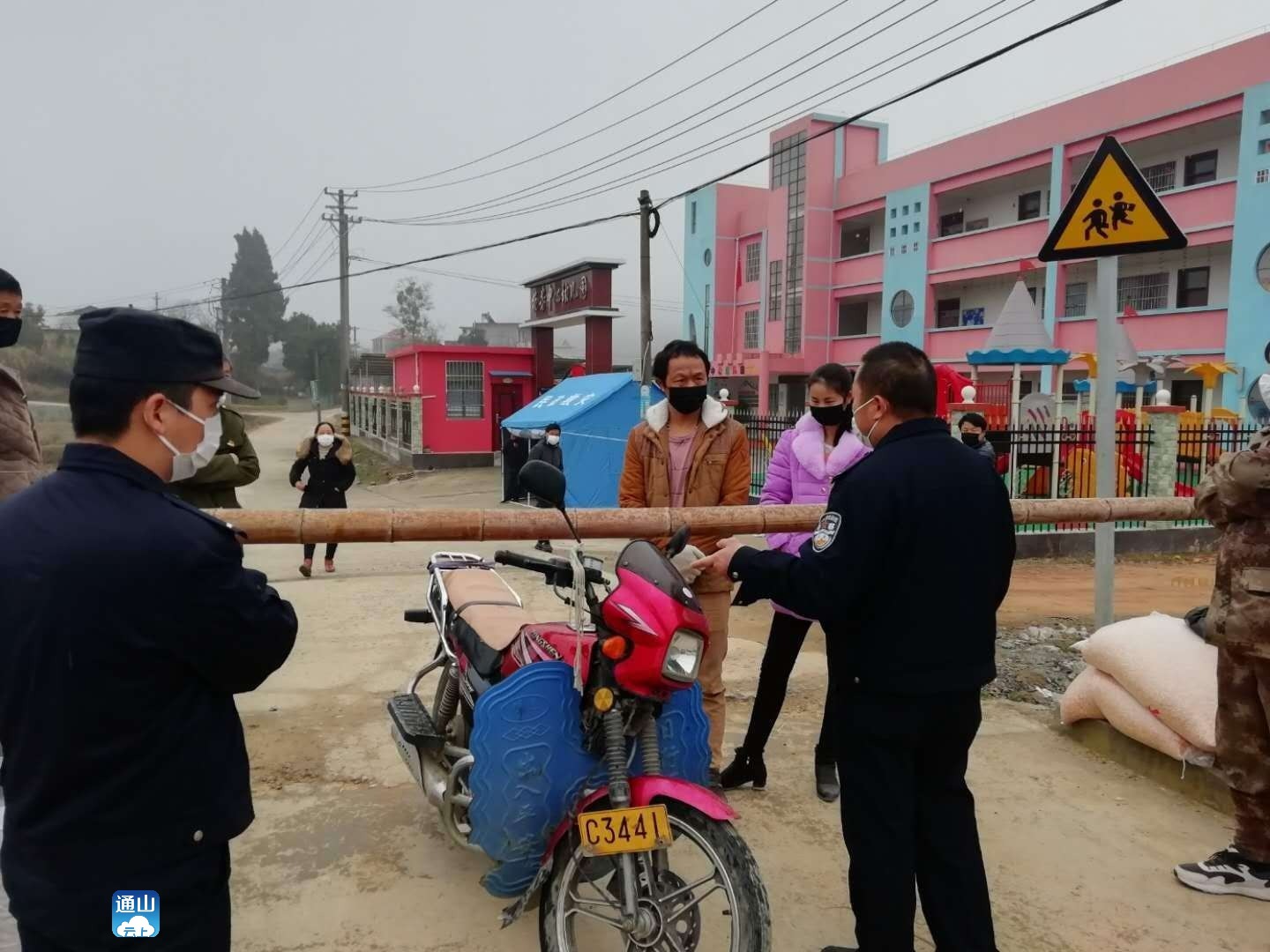 众志成城抗疫情杨芳林乡一男子不听多次劝阻要冲卡被拘