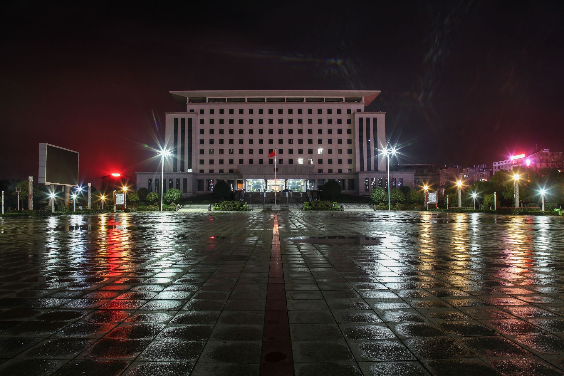 三月十六日凌晨,通山县城中所有路障全部拆除,街头巷口几十顶帐篷就如