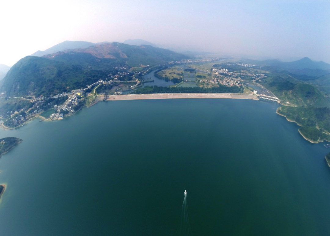 舟行碧波上人在画中游富水湖国家湿地公园