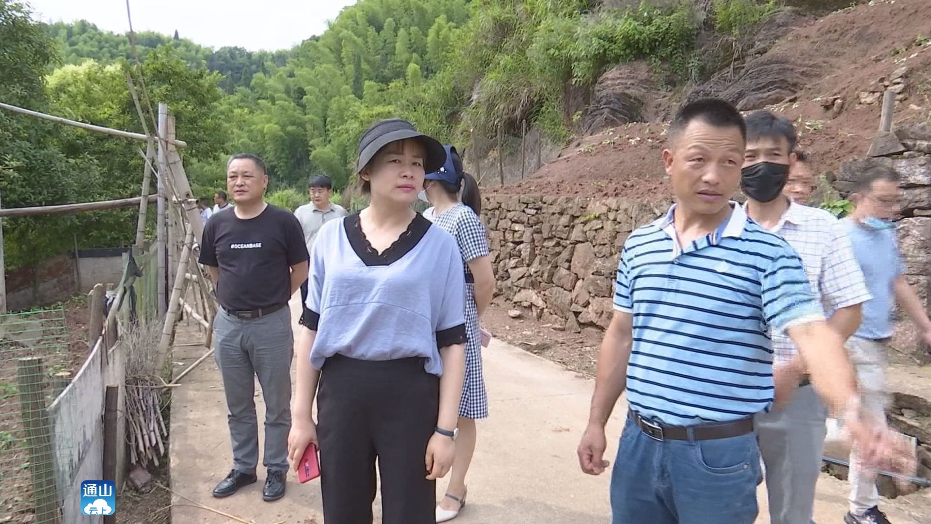 张晓丹一行沿水域岸线边走边看,重点巡查了水库周边环境卫生保洁,污染