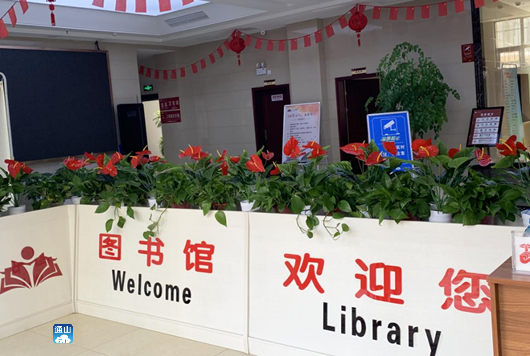 今天早上,一群学生已候在图书馆门口,他们入馆前,自觉排好队,并严格