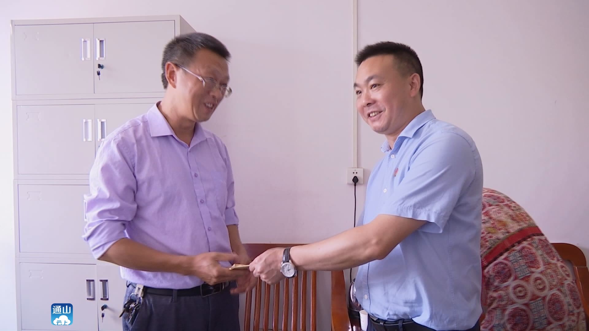 副县长焦汉雄在走访老党员和困难党员时表示,他们是我县发展建设的