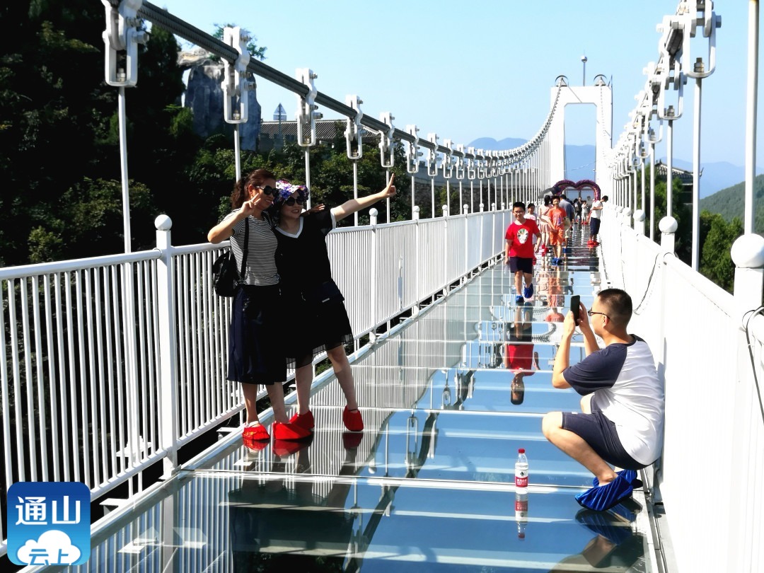 长江云刺激龙隐山玻璃桥已开放这个假期玩的就是心跳