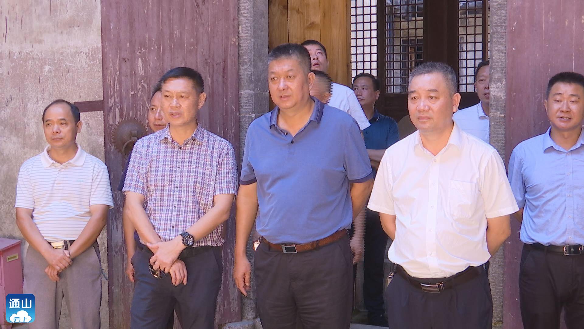 市农村人居环境整治暨"厕所革命"现场推进会在我县召开,副县长柯振华