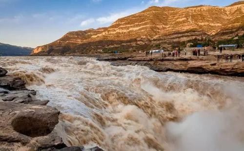 我深深地爱着我的祖国,涌动的血液奔腾着长江黄河的浪波,我深深地爱着