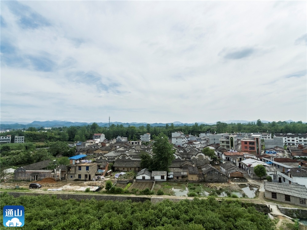 入城大道从村边穿过,在林立的新村建筑中,一座穿越时空的古典建筑耸立