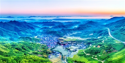 村走访贫困户洪港镇郭源矿区整治后状况洪港镇镇区走进通山县洪港镇区