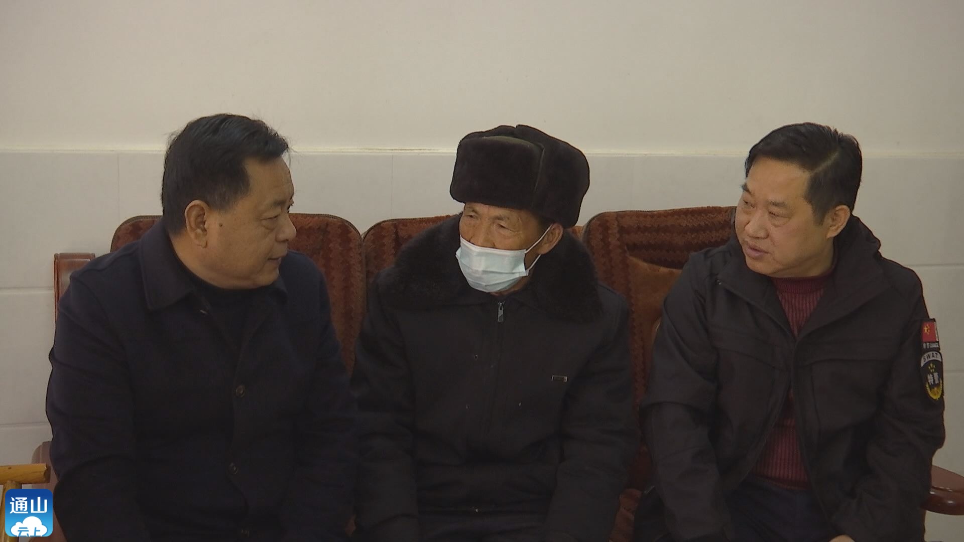 v视县领导走访慰问现役通山籍将军家属