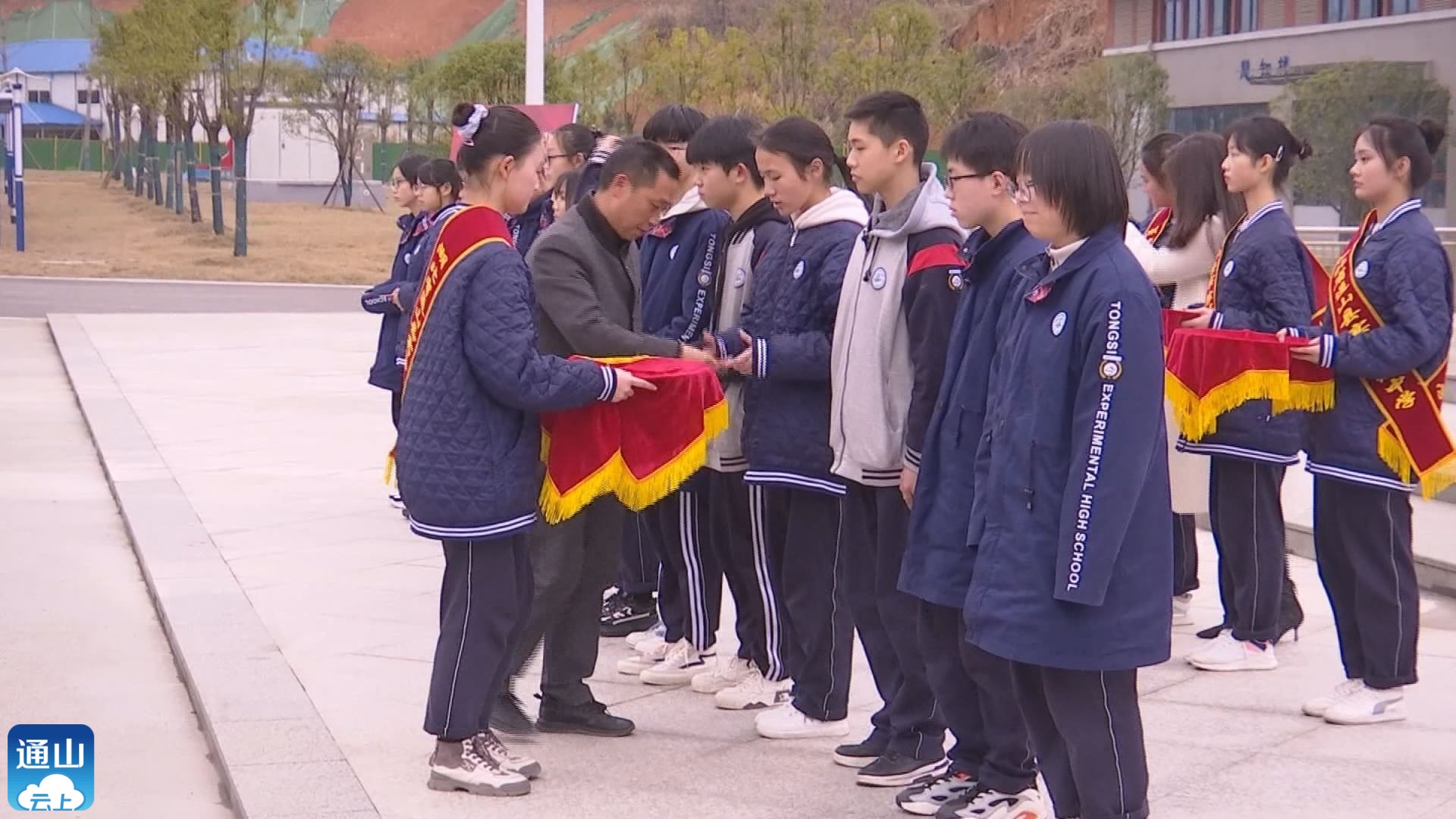 县实验高中召开2021年春季开学典礼暨高三百日冲刺誓师大会 _云上通山