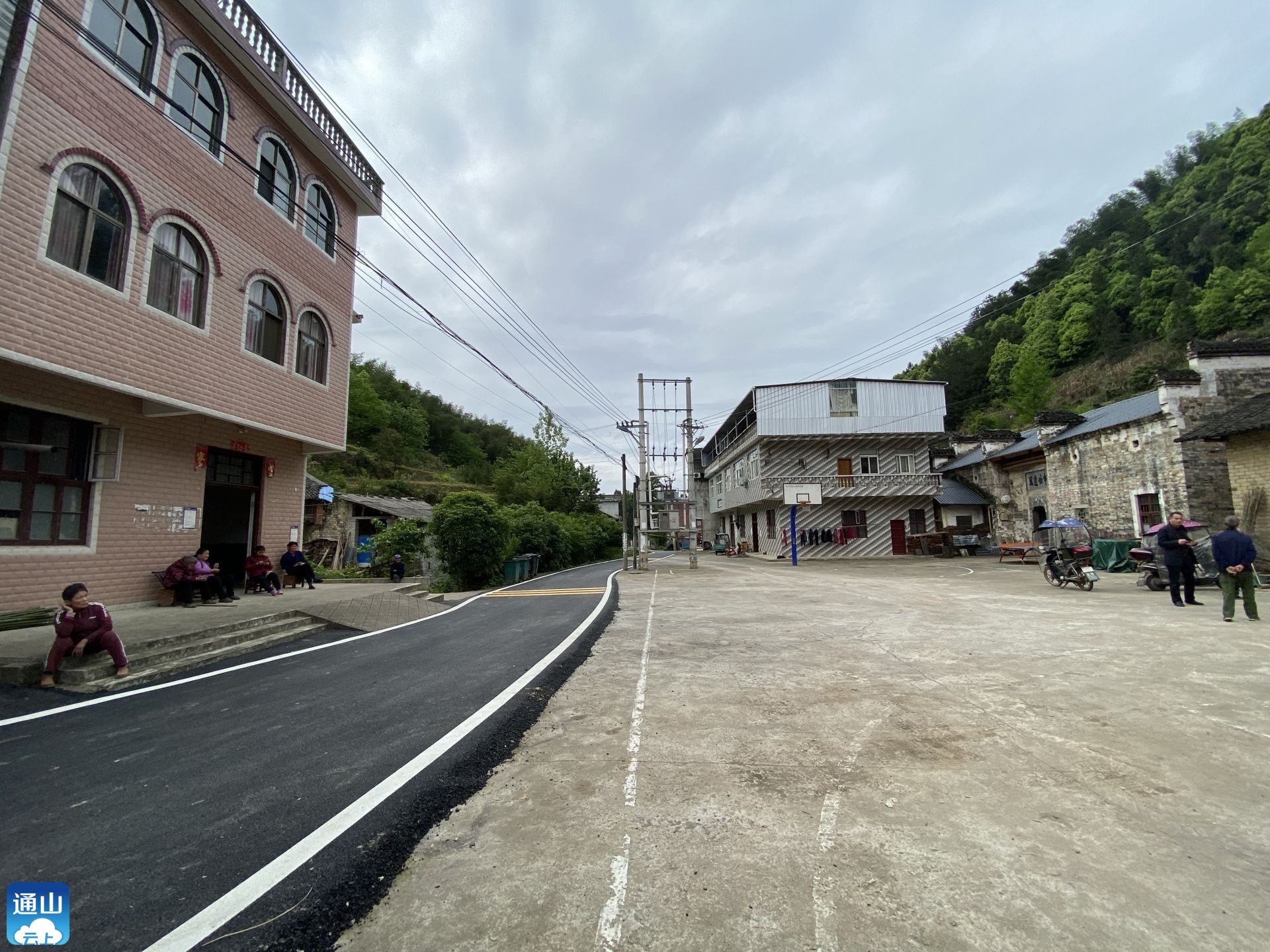 我为群众办实事杨芳林乡柏油路修到家村民们乐开花