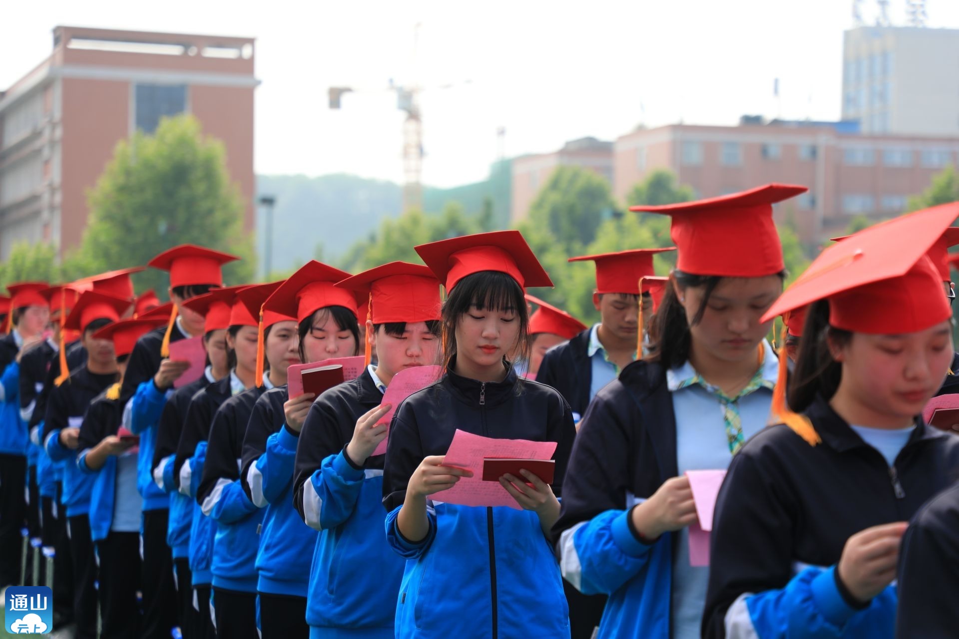 履行公民义务,承担社会道义……"5月24日,在通山县职业教育中心"吾家
