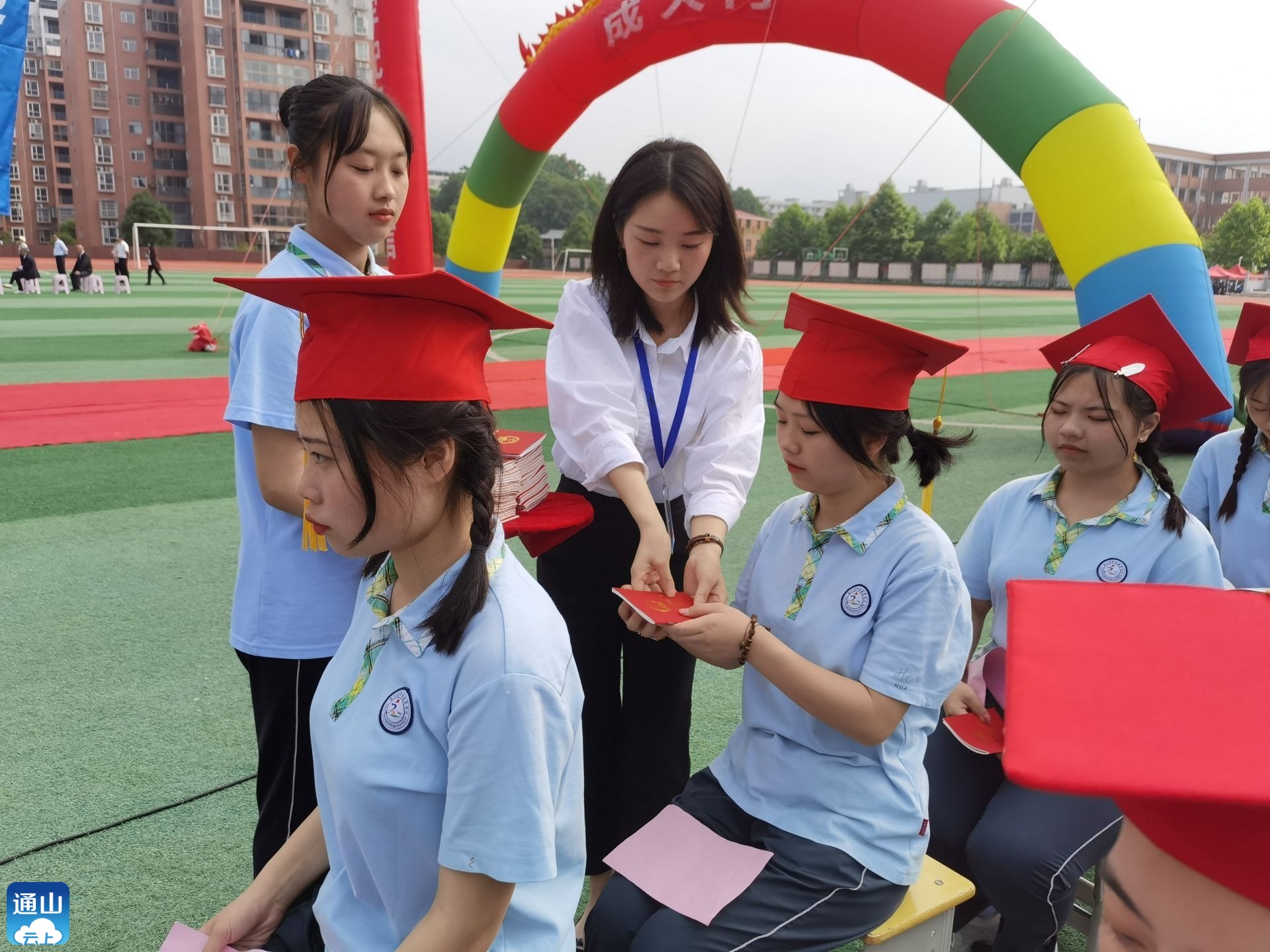 履行公民义务,承担社会道义……"5月24日,在通山县职业教育中心"吾家