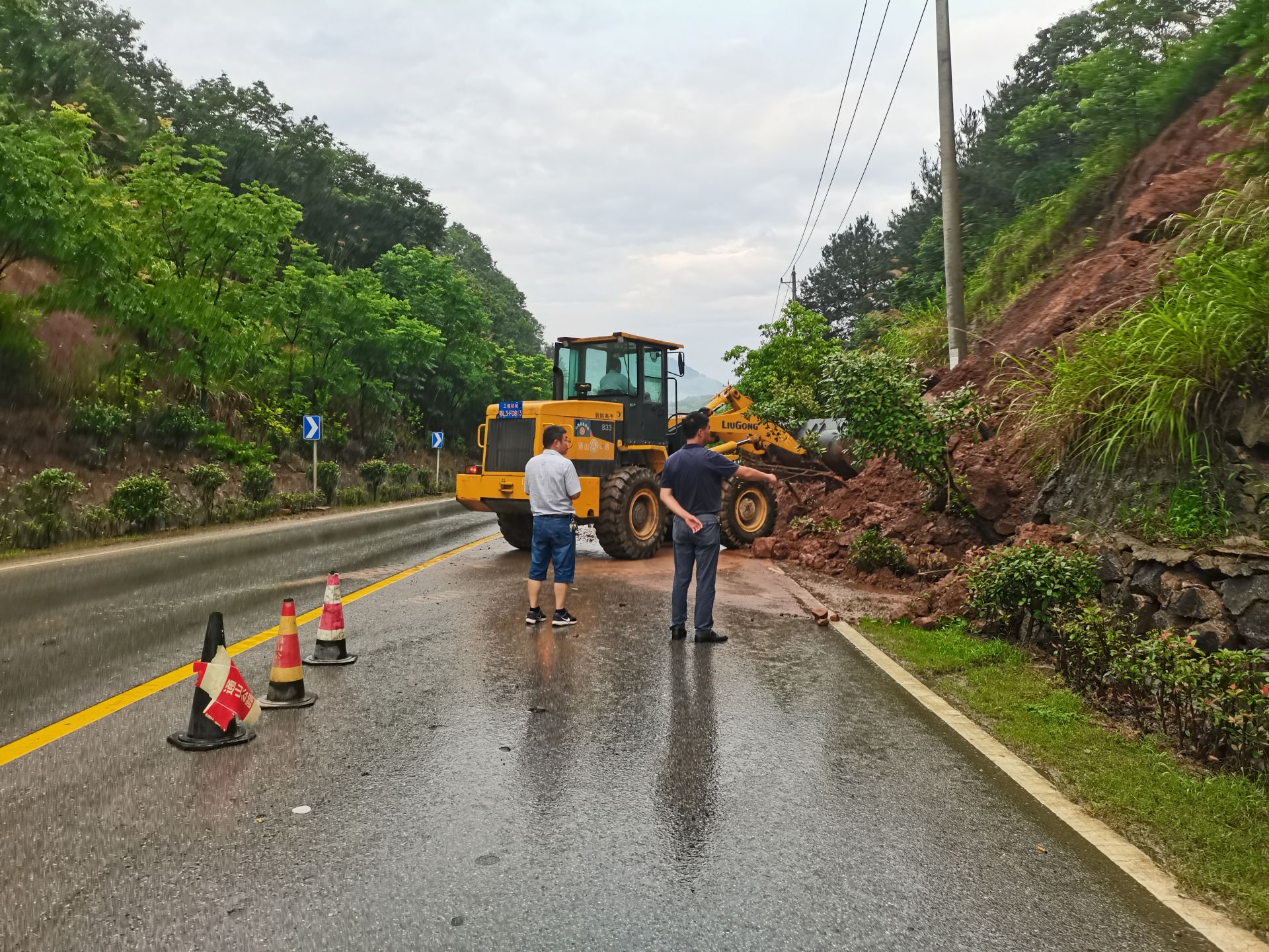 县交通运输局全力抢修水毁道路保畅通