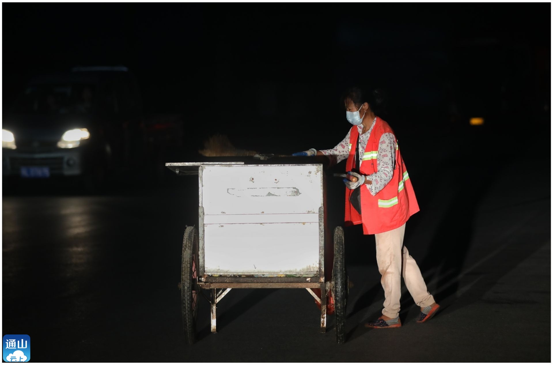 凌晨四点,环卫工人已经开始了忙碌的工作.