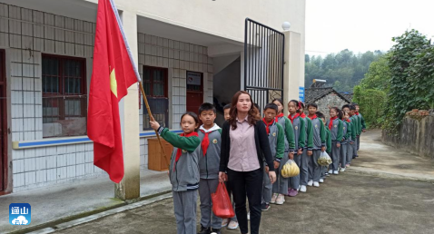 杨芳小学重阳节为孤寡老人送温暖