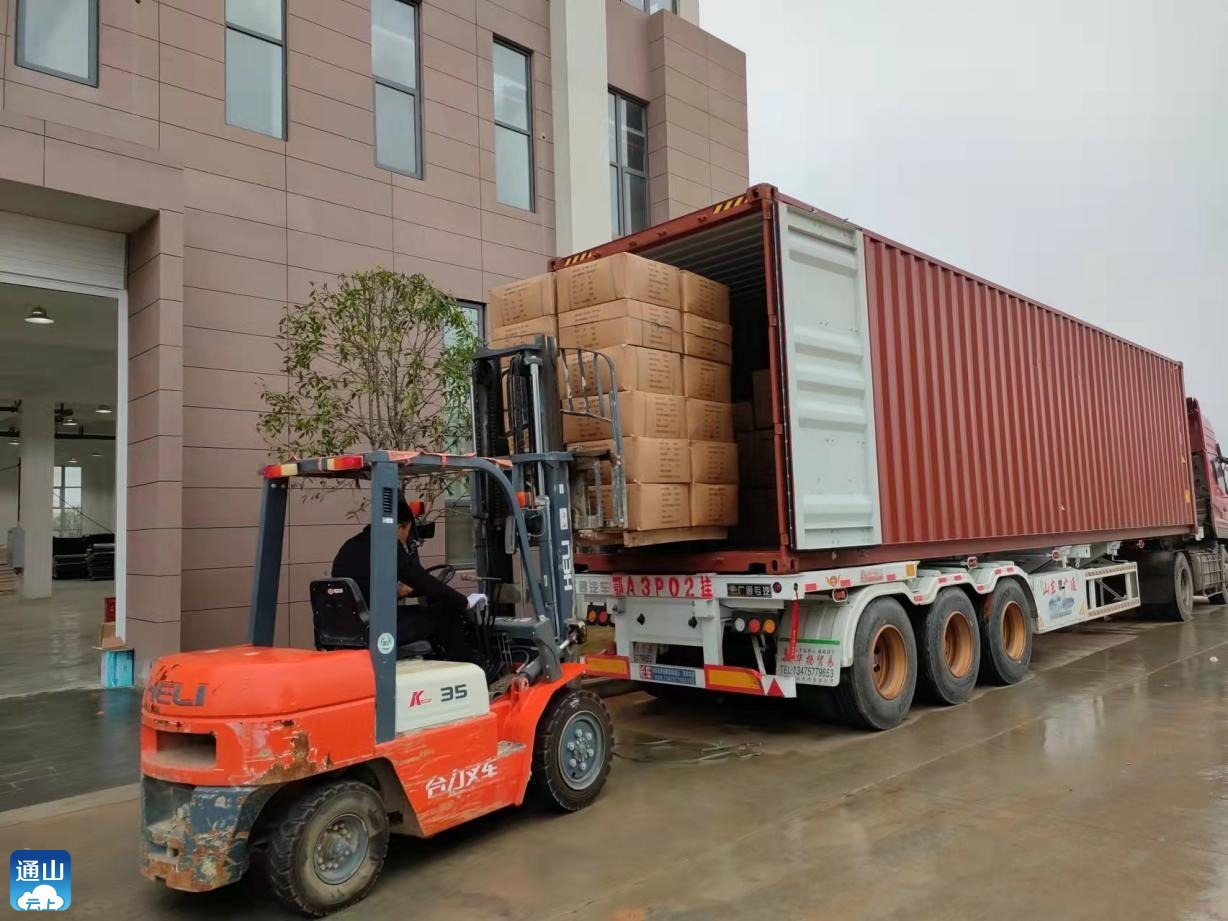 达诚医疗在通山县外贸出口第一单产品正在紧张有序装车