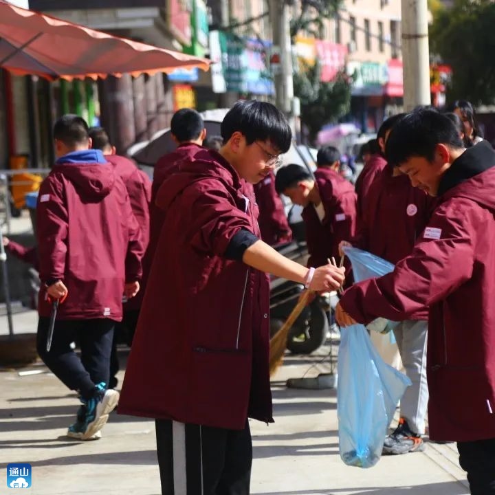 东升学校开展志愿扫街活动