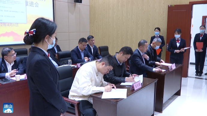 会上,县政府办主任方声果传达学习了市委主要领导批示精神;我县10家