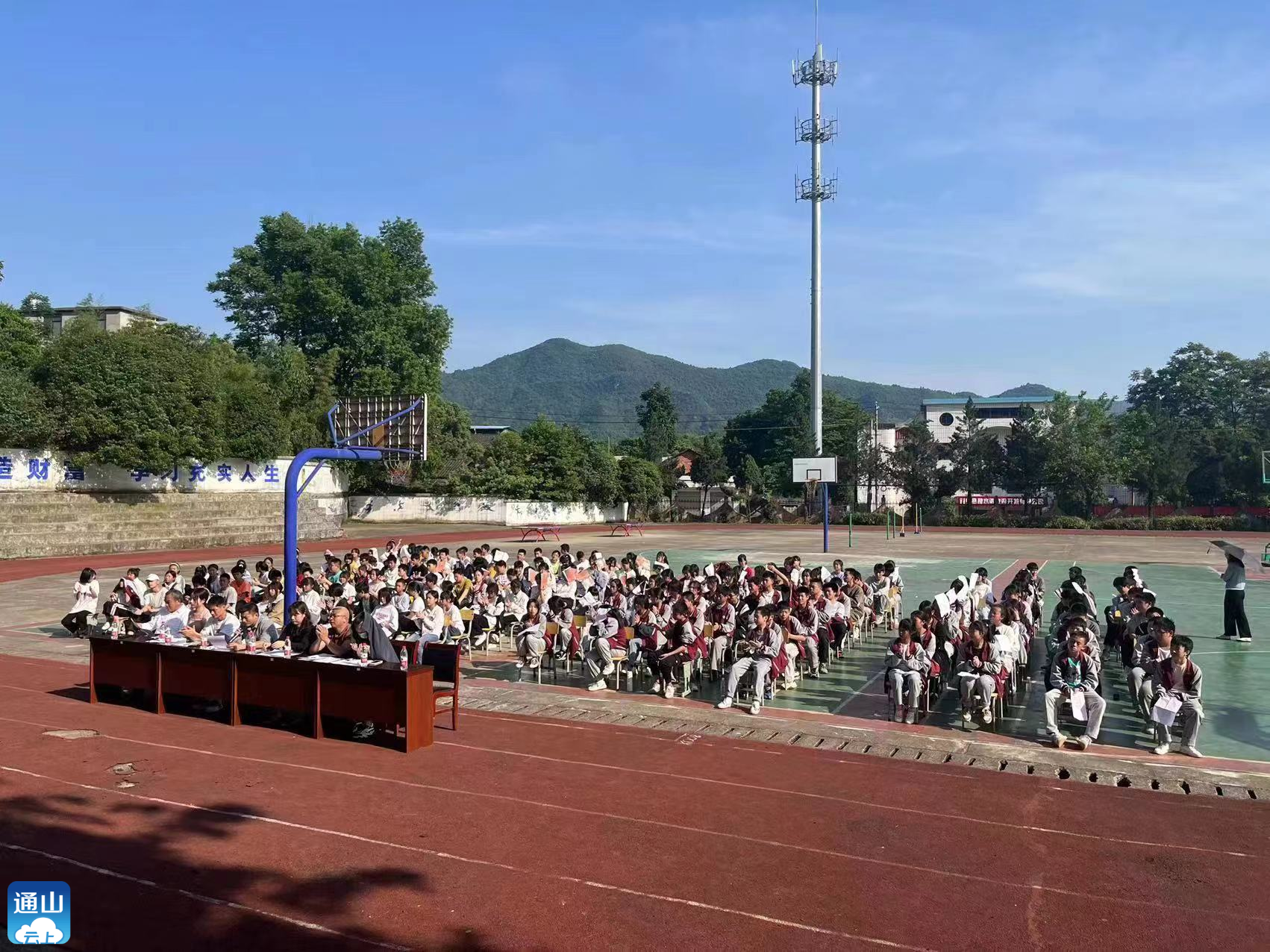 云上通山报道:(通讯员     陈迪炎)5月6日,大畈中学举行青春诗歌朗诵