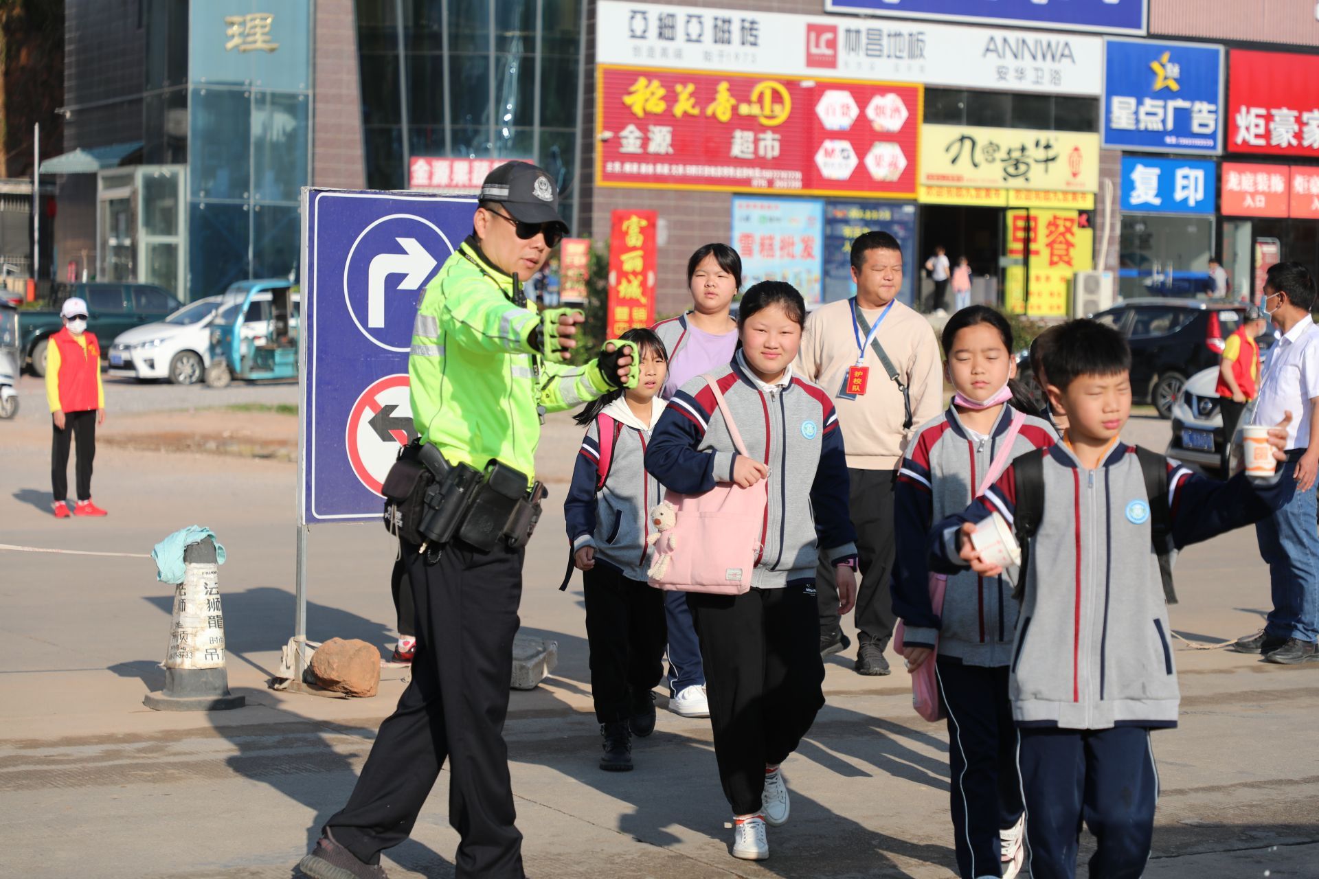 图文通山警校家护学岗撑起校门口安全与文明